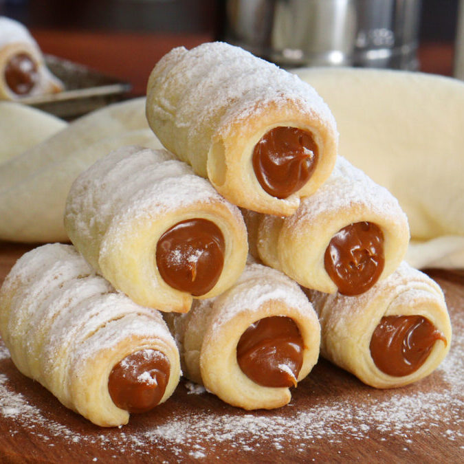 Cañoncitos filled with Dulce de Leche Pastry